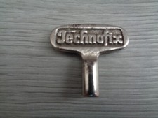 ANCIENNE CLE DE JOUET MECANIQUE TECHNOFIX CARRE DE 2 MM  X 2 MM