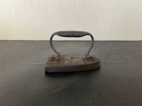 Ancien petit fer repasser - petit, à