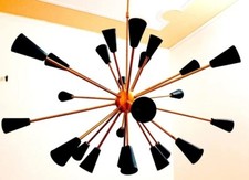 Lustre ancien finition noire 24 bras iconique laiton cône noir décor couloir