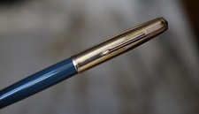 BEAU STYLO PLUME PARKER 51 RESINE BLEU VERT - CAPUCHON STRIE PL. OR - PLUME FINE