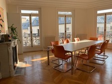 table de réunion haut de gamme et fauteuil cuir véritable