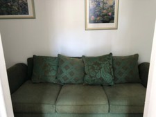 Canapé velours vert 3/4 places, 4 oreillers en plume, déhoussable