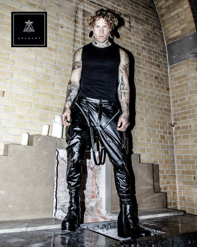 Pantalon cuir fête - en,