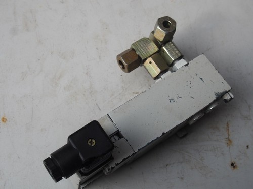 Pressostat hydraulique - b),