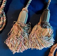 LOT: 2 EMBRASSES DE RIDEAU. GALON DECORATIF. PASSEMENTERIE