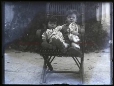 Enfants avec poupée