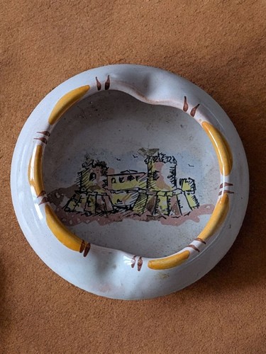 Artisanat cendrier en terre - -,