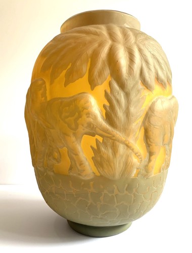 Grand vase signé éléphant