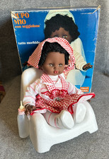 Poupée Fille Avec Chaise