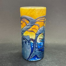 Michèle Luzoro (1949), vase rouleau émaillé et irisé, jaune et bleu (H : 15 cm)