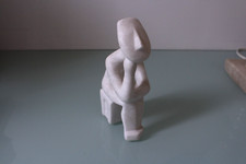 Statue en marbre blanc art cycladiques idole des cyclades penseur