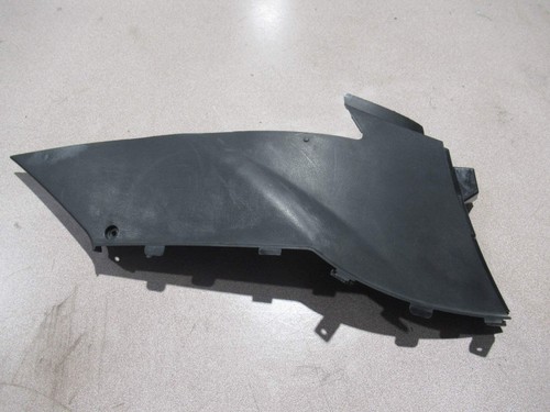Plastique sous selle droit