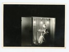 PHOTO, curiosité un mannequin en costume d'époque dans une vitrine