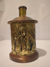 Ancien pot à tabac Vichy en laiton repoussé et bois, décor oriental vintage