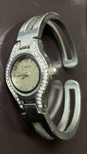 Montre femme vintage KAMELIA bracelet métal rigide  & cadran rond à strass