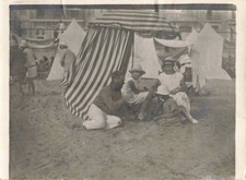 ANCIENNE PHOTOGRAPHIE GROUPE A LA PLAGE DEVANT SA TENTE