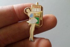 Badge pin s broche VITTEL LE CASINO pin up machine a sous 777 LES Vosges 88