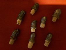 Lot de 8 anciens bouchons de bouteille en terre cuite