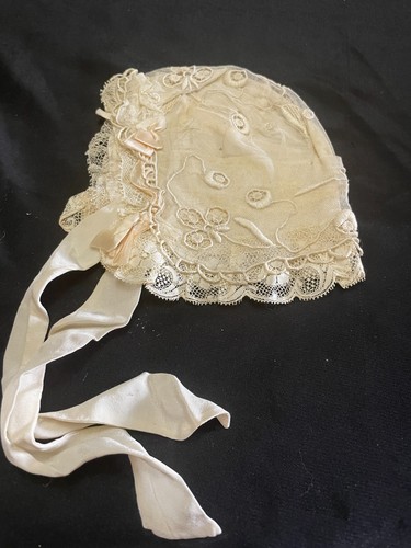 Bonnet ancien brodé
