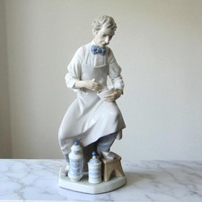 Espagne. Lladro. Figure en porcelaine représentant un apothicaire, XXe siècle