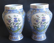 DESVRES FOURMAINTRAUX paire Vases en faïence à décor polychrome delfts h 25 cm