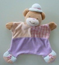 NR2. DOUDOU PLAT TAKINOU OURS MAUVE ROSE CARREAUX BLANC PECHE CHAPEAU TBE