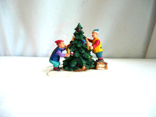 MAISON LEMAX  accessoires   sapin lumineux avec enfants