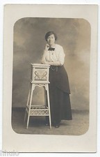 BM541 Carte Photo vintage card RPPC Femme mode fashion guéridon sellette