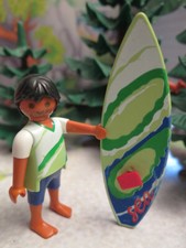 Homme bronzé planche de surf