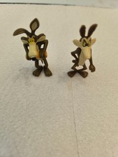2 Figurines Coyote Looney