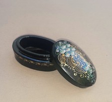 Boîte Ovale en Laque Peinte à la Main – 6×4×3 cm – Motifs Floraux Dorés