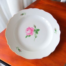 Meissen. Grand plat rond en porcelaine décor à la rose, XXe siècle 