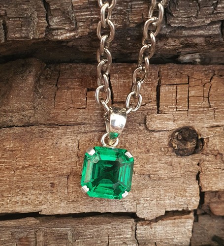 Collier pendentif émeraude