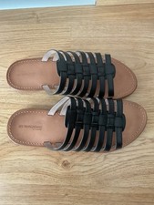 sandales plates en cuir noir T44 marque Les Tropéziennes neuves Valeur 130€