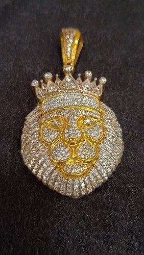 Pendentif tête lion en - de,