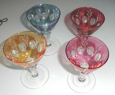 4 verres à liqueur vintage - coloris différents - verre et pied ciselés - 
