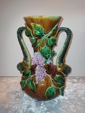 Vase en barbotine à décor de lilas à prise dauphins