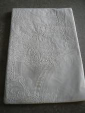 NAPPE DE TABLE PLASTIQUE BRODERIE- Dimensions :  135 x180 cm -