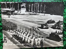 photo presse défilé troupes chenillettes Bren Carrier Lyon 1945