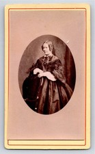 CDV 1860s Mlle Petit Laure, élégante en robe à crinoline. Mode Second Empire