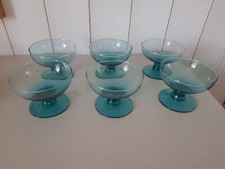 6 Coupes bleues sur pied anciennes verre bullé , son cristallin