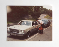 Homme ouvre portière Buick