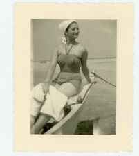 Photo snapshot vintage, une femme en maillot de bain mer plage barque années 50