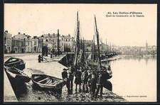 CPA Les Sables-d´Olonne, Quai du Commerce et le Bassin avec bateaux et habitant 