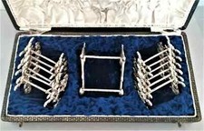 Série de douze porte-couteaux avec porte-louche dans son écrin en velours bleu