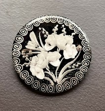 Broche de deuil ancienne en pléxi lucite Motif de fleurs, muguet.