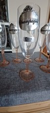 6 Flûtes avec écussons "Champagne" en étain pieds rosés ciselés Très bon état. 