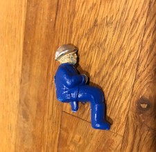 1 Pompier assis pour Jeep Joyax de Marseille , déjà peint , Jouet en tôle