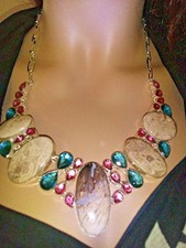 Collier avec corail fossile blanc et pierres topazes bleu et rose longueur 58cm