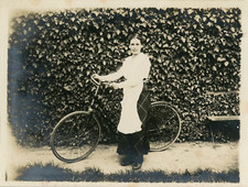 Demoiselle à vélo, vers 1910